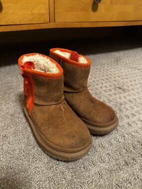 UGG Classic Mini Zipper Boots - Girls Size 1
